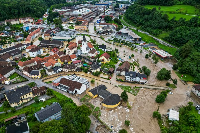 De stad Ravne na Koroskem, op 60 kilometer van de Sloveense hoofdstad Ljubljana, staat onder water.