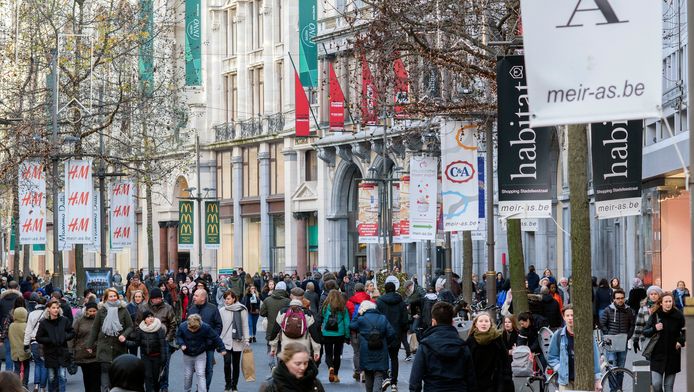 Veel bekende Nederlands winkelketens zitten ook in België, zoals hier in het centrum van Antwerpen. Zij vormen echter bepaald niet de top van de ijsberg.