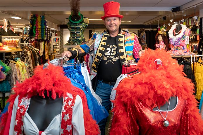 Nederland,  Waalwijk, Marc van Nuland in zijn feestwinkel .