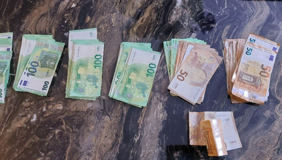 Duizenden euro’s, twee auto’s, gouden sieraden en drugs in beslag ...