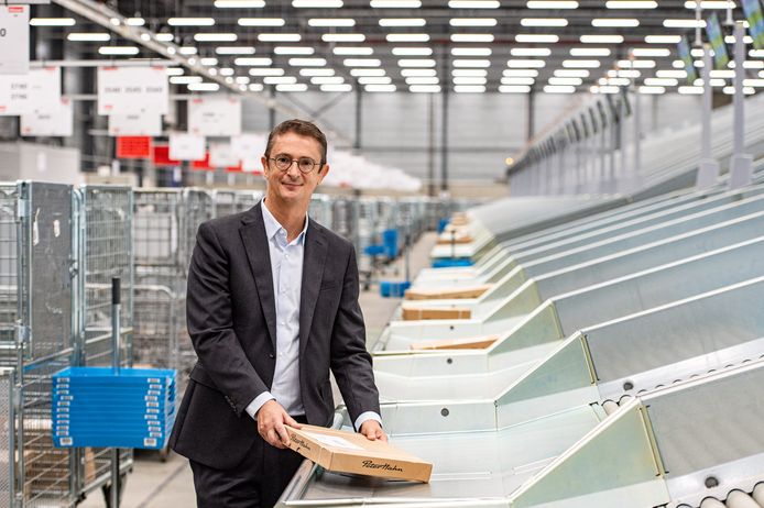 Dirk Tirez in een sorteercentrum van bpost.