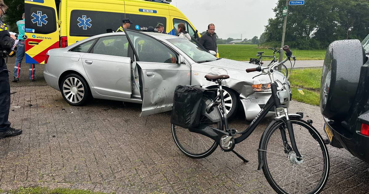Drie gewonden naar het ziekenhuis na botsing tussen twee auto’s in Hurwenen.