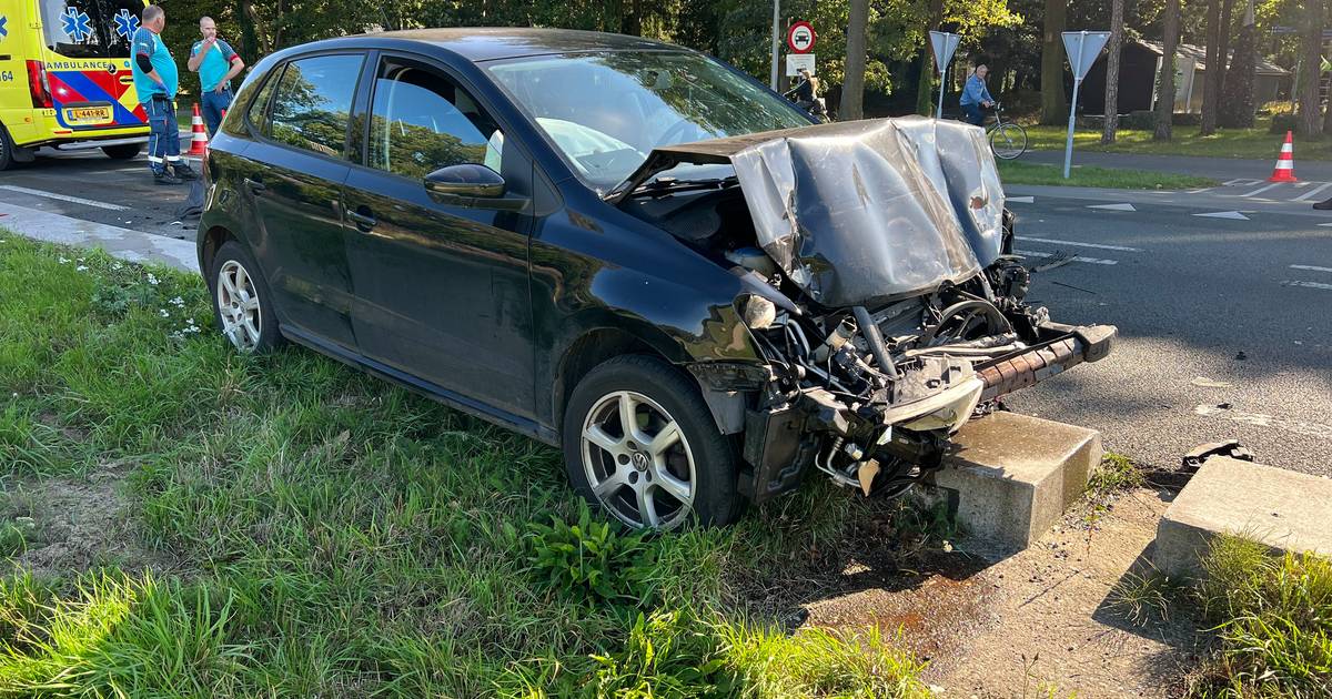 Forse schade aan auto na botsing met busje in Lochem.