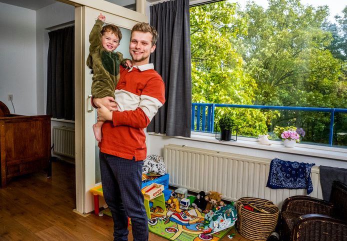 De 19-jarige Miquel Blok met zijn zoontje Quinten.