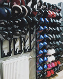 Gesorteerde bokschandschoenen. Krystel Masuger bedacht en ontwierp de rekken en ruimde de gym op.