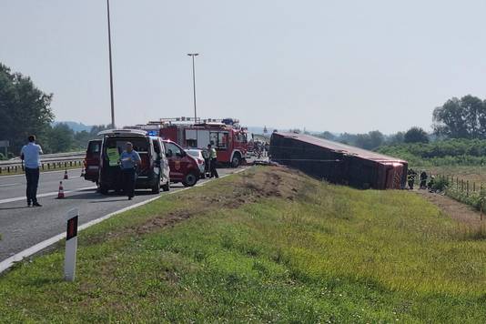 Hulpdiensten aan het werk op de plaats van het busongeluk in de buurt van Slavonski Brod.