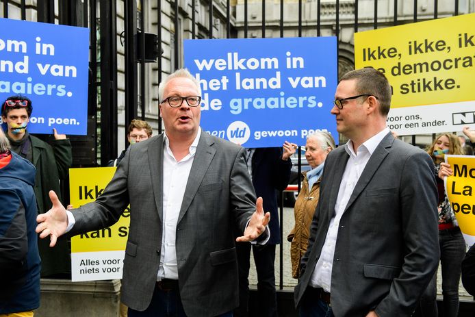 Peter Mertens en Raoul Hedebouw wonen een protestactie bij aan het federale parlement.