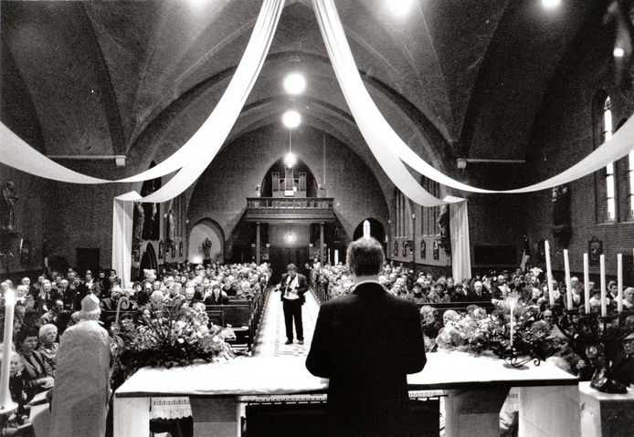 19 januari 1992: Burgemeester H. Jonker leidde de heilige mis waarmee de viering van het 700-jarig bestaan van Vessem, Knegsel en Wintelre ingeluid werd.