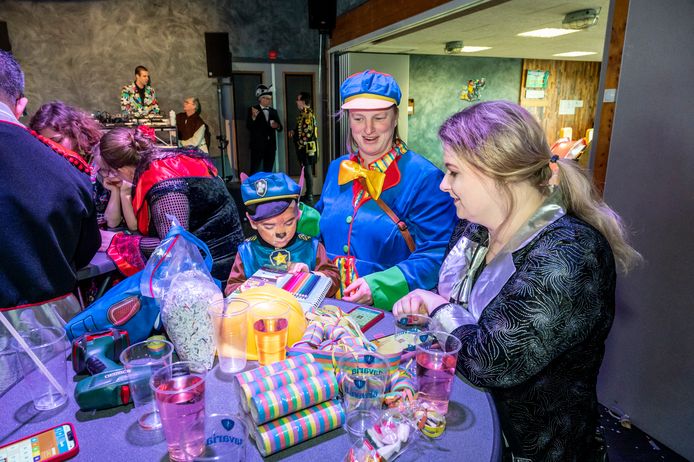 De Carnavalsfamilieshow met o.a. een bingo.