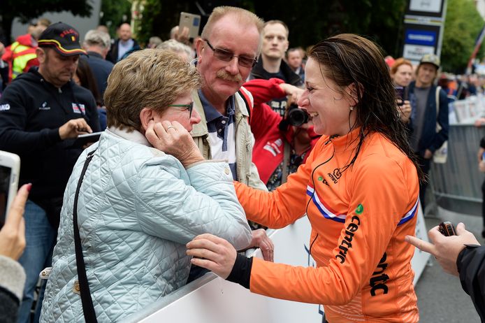 Moeder Ria kan het amper geloven dat haar dochter Annemiek goud heeft gewonnen.