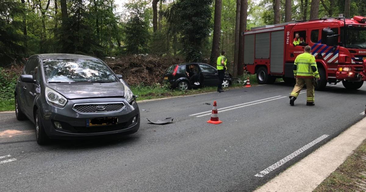 Bestuurder lichtgewond na botsing twee autos bij Ermelo.