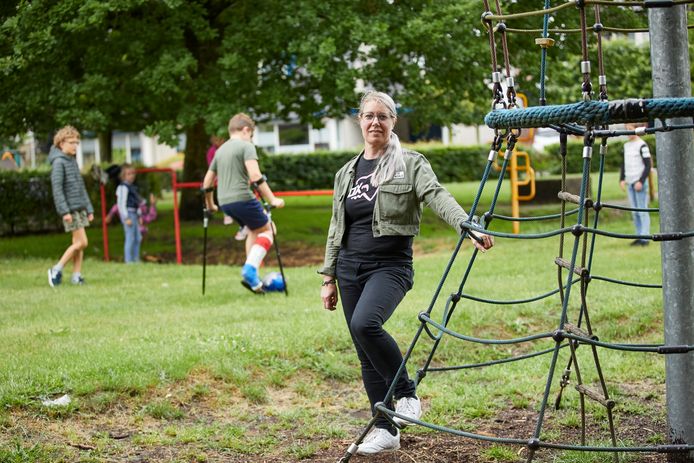 De grote speeltuin aan de Bosbes is ontmanteld: de belangrijkste speeltoestellen zijn door de gemeente Berkelland afgekeurd en weggehaald. De bewoners zijn boos omdat de gemeente geen vaart zet achter vervanging vd toestellen en hun kinderen daardoor in de zomer niet fatsoenlijk kunnen spelen. Op de foto woordvoerster Christel Bouwmeester.