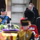 Ontroerende beelden: William en Harry lopen samen achter kist koningin Elizabeth