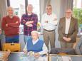 Jos Kets viert zijn 107ste verjaardag in WZC Sint Augustinus samen met schepen Stefaan Lambrechts, voorzitter van NSB Berlaar Kris Martlé, burgemeester Walter Horemans en directeur.