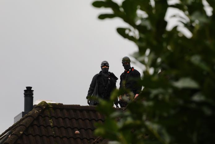 Leden van het arrestatieteam bij het huis in Oss.