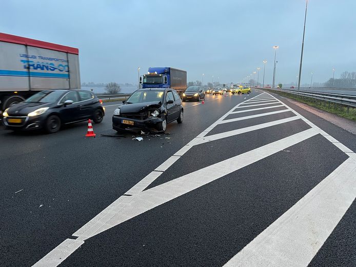De kop-staartbotsing bij Deventer die ervoor heeft gezorgd  dat er twee rijstroken dicht moesten.