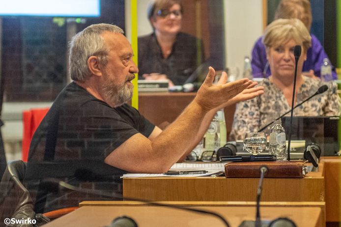 Michel Van Brempt in de gemeenteraad van Aalst.