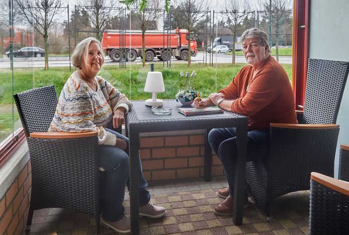 Cees en Diana Boelhouwers op het terras van hun appartement dat grenst aan de N264, de rondweg om Uden.