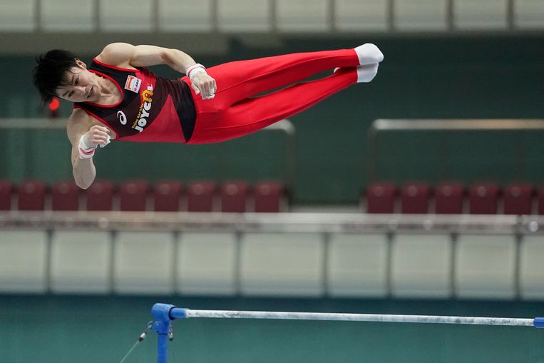 Kohei Uchimura maakt een sprong aan de rekstok tijdens een event in Nagano, Japan. Beeld Getty Images