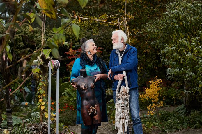 Kunstenaarsechtpaar Martina en Jaap Bakker tijdens de Open Atelierroute, beiden met een van hun werken.