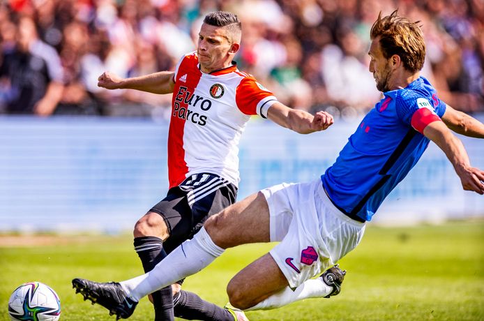 Bryan Linssen (l) in duel met Willem Janssen.