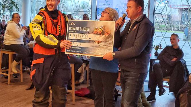 Stichting schenkt 10.000 euro aan KNRM Urk na laatste schaatsfestijn voor schipperskinderen