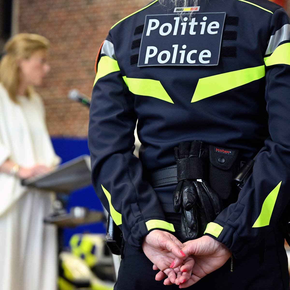 KIJK. Dit wordt het nieuwe uniform van de politie zichtbaarder comfortabeler. en een vleugje Star Trek Binnenland hln.be