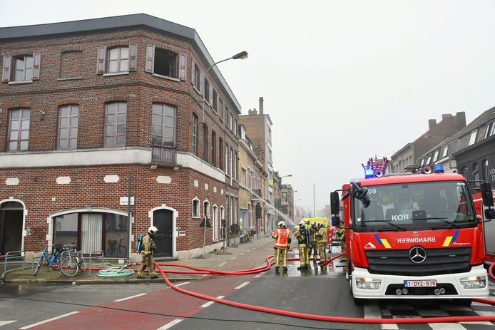 De brand woedde in een pand met vijf studio’s, op de hoek van de Noordstraat met de Gasstraat in Kortrijk.