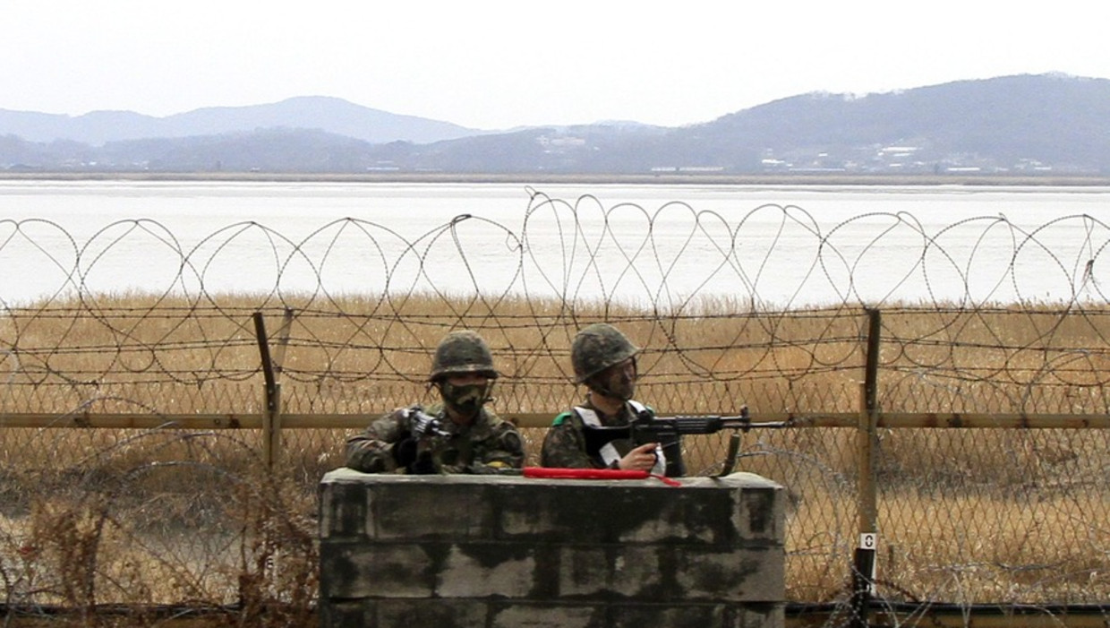 Zuid-Koreaanse soldaten bewaken de grens bij de Imjinrivier. Beeld epa