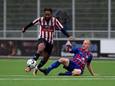 SC Emma-speler Randy van Eden zet een sliding in tijdens de Dordtse derby tegen GSC/ODS.