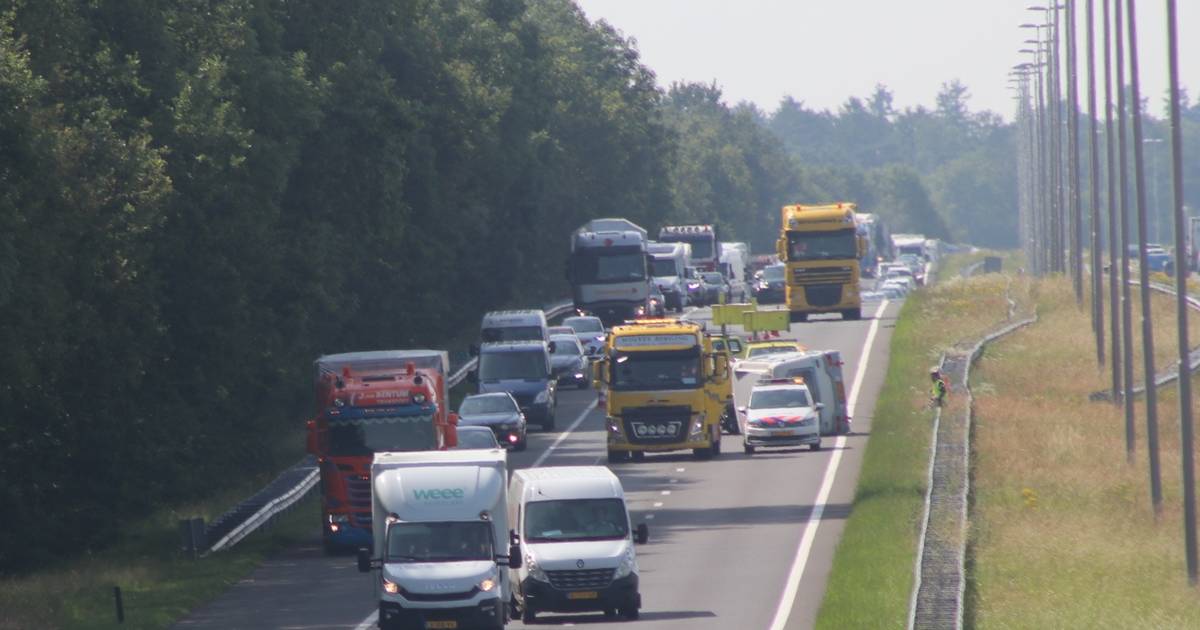 Gekantelde caravan blokkeert A50 bij Apeldoorn.