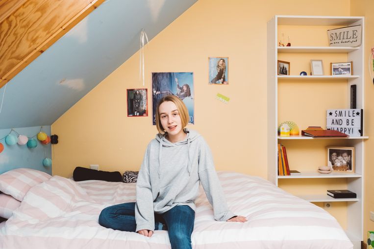 Noor (13), op haar kamer bij haar vader in Scheldewindeke. Beeld Wouter Van Vooren