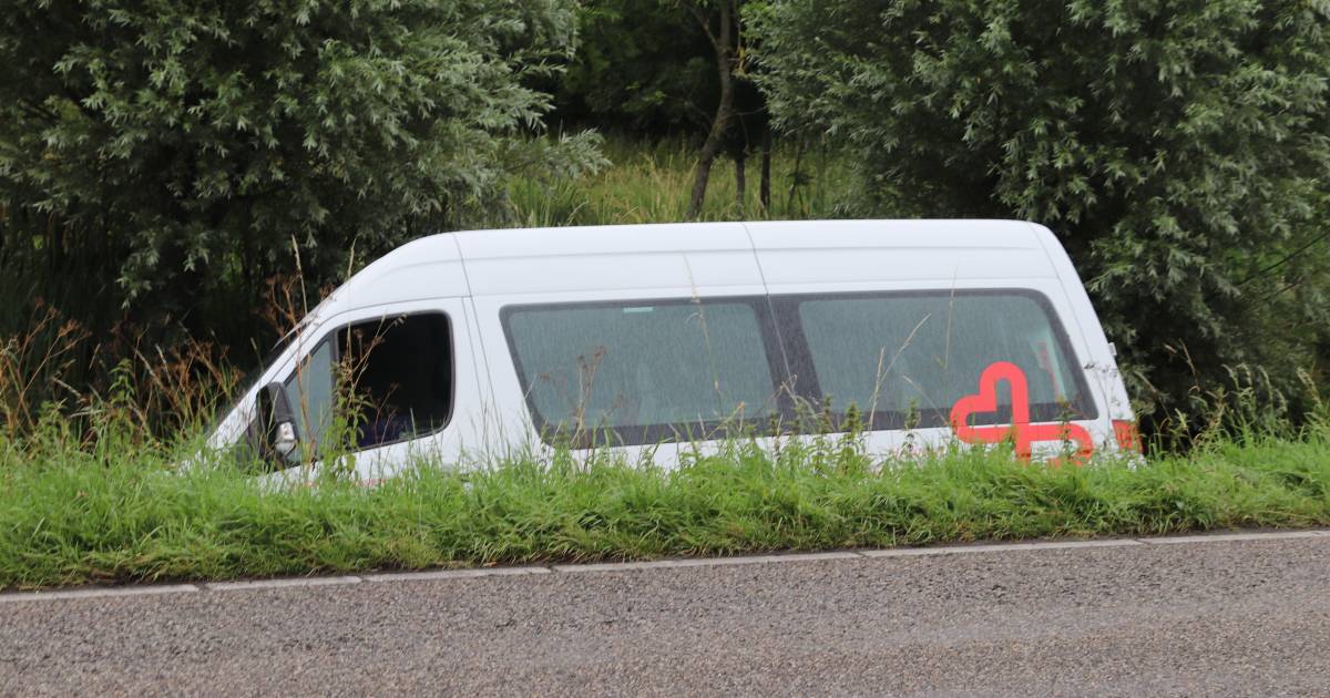 Buurtbus belandt in het water naast de Baronieweg in IJsselstein