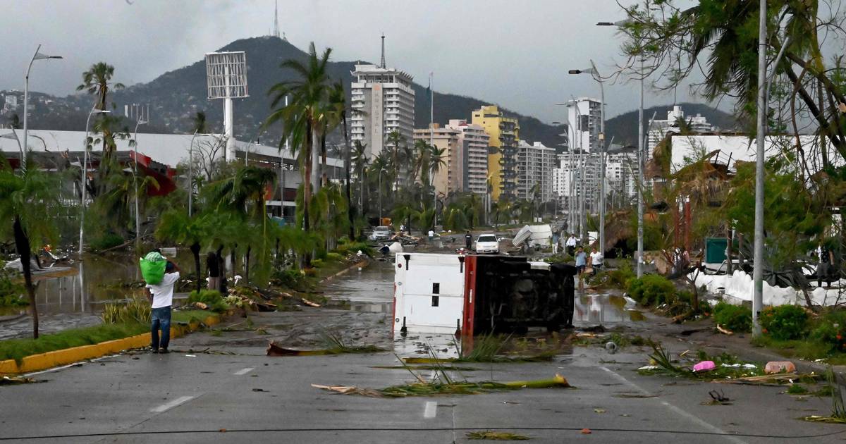 Mexicaanse president bezoekt door orkaan Otis geteisterde Acapulco | Buitenland