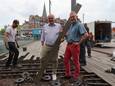 Schepen Carl Hanssens en directeur Peter Maris van Den Azalee gaven maandagochtend het startschot voor het uitbreken van het houten wandelpad rond de Grote Markt.