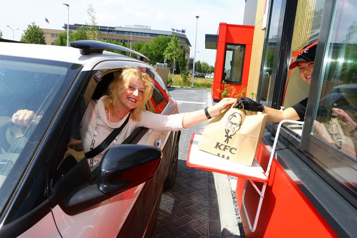 Burgemeester Reinie Melissant reed als eerste door de drive van KFC.