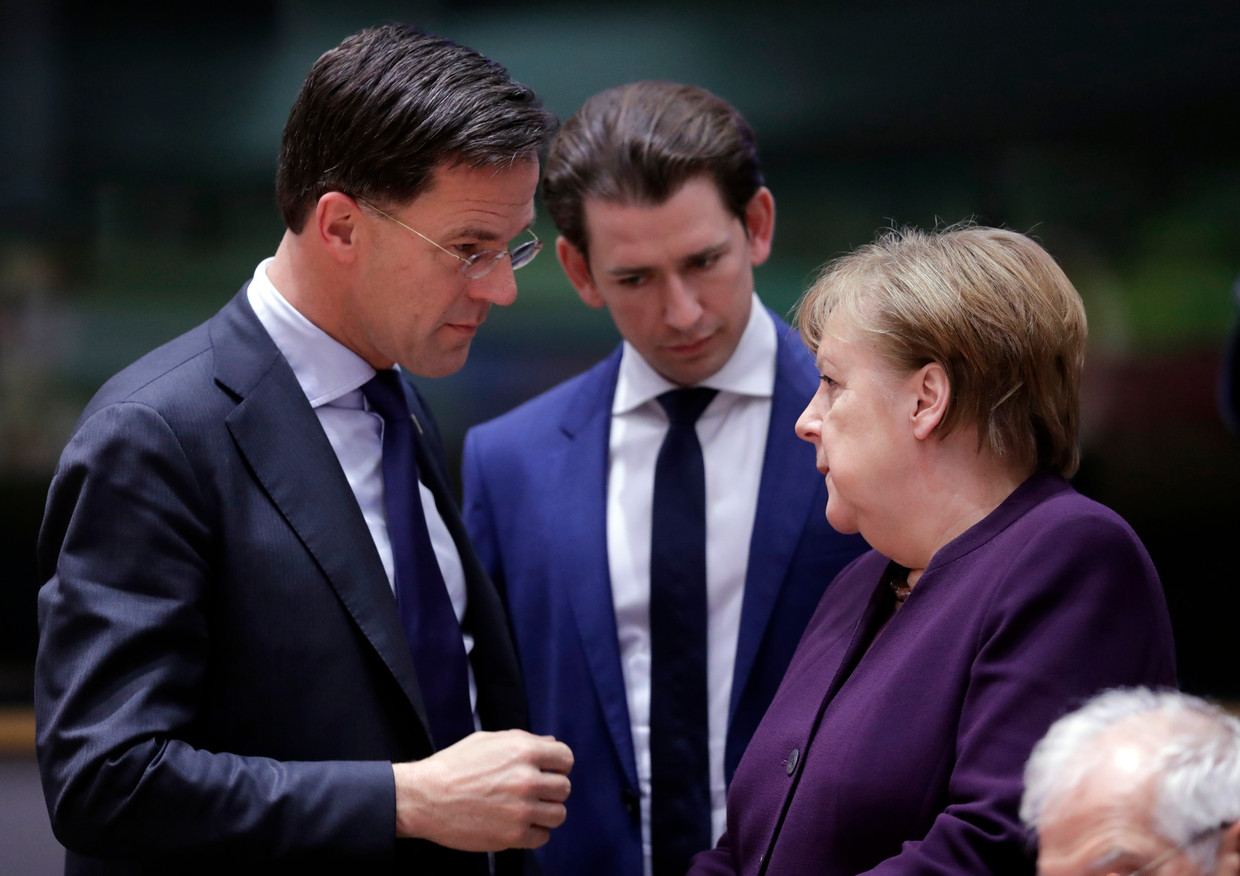 Mark Rutte met de Oostenrijkse kanselier Sebastian Kurz (m) en de Duitse bondskanselier Angela Merkel (r) tijdens de EU-top in Brussel. Beeld EPA