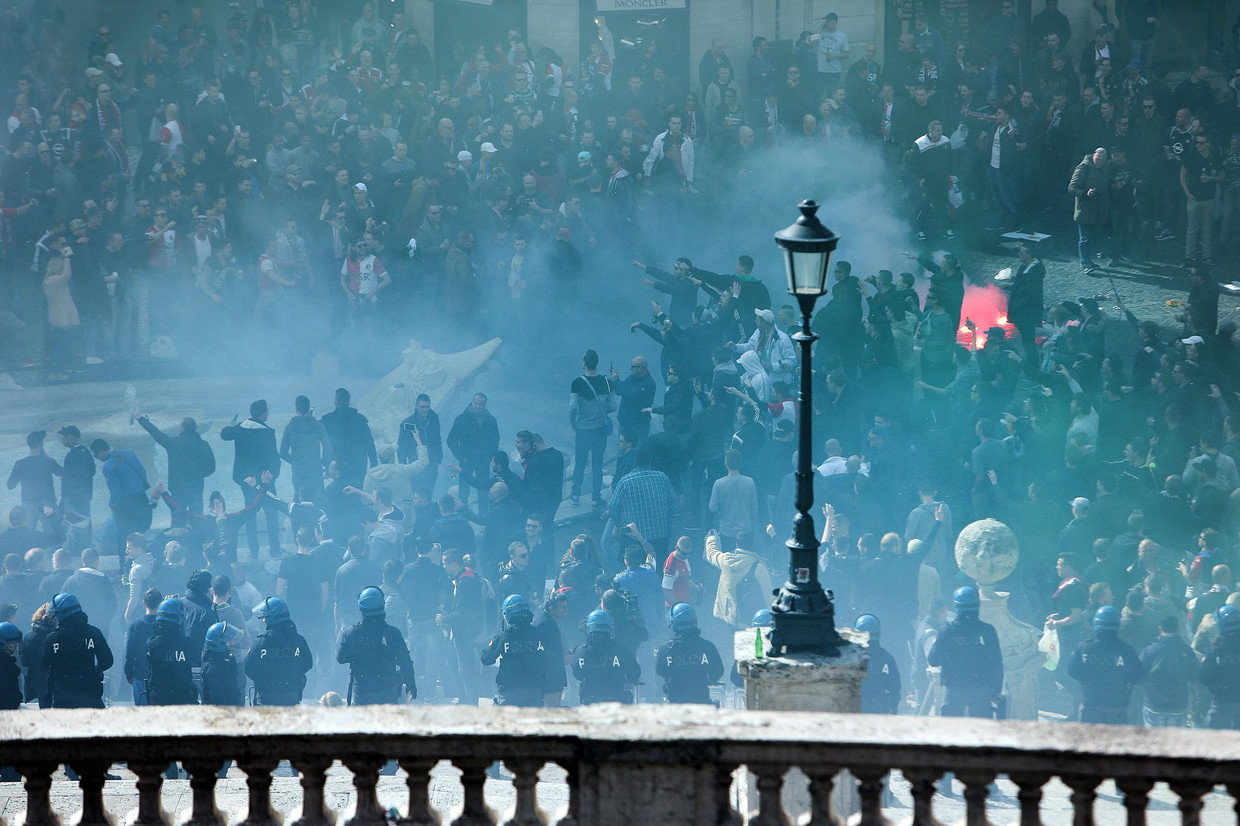 De grootste groep Feyenoordfans werd opgepakt op Campo de' Fiori, in het oude centrum van de Italiaanse hoofdstad. Honderden voetbalfans werden daar rond 22.00 uur uiteengedreven tijdens rellen met de politie. Beeld epa