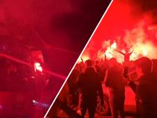 PSV-fans onthalen spelers bij Philips Stadion met rode fakkels en vuurwerk