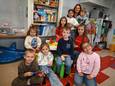 Juf Annick Eydiers met de kinderen van de forains in haar klas.