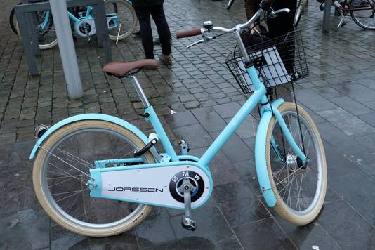 De nieuwe fietsen, in opvallend lichtblauw en met BMW-logo.