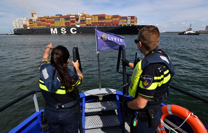 De zeehavenpolitie in actie in de Rotterdamse haven.