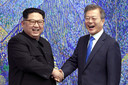 De Noord-Koreaanse leider Kim Jong Un (l) en de president van Zuid-Korea, Moon Jae-In.
