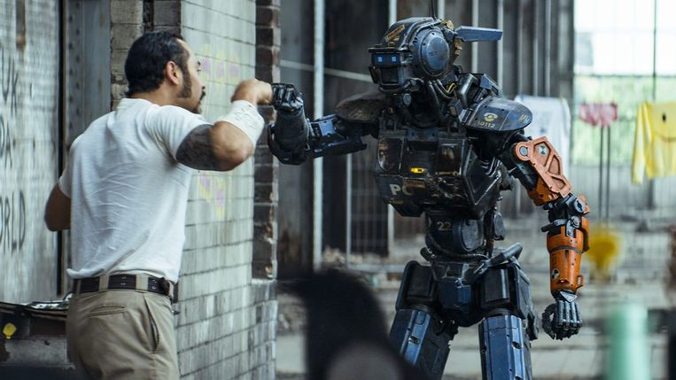 Jose Pablo Cantillo in Chappie van Neill Blomkamp. Beeld 