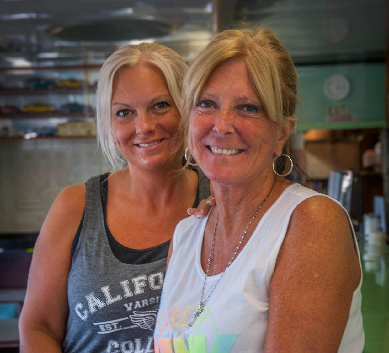 Naam: Chrissy Brake en Sheri Brake. Beroep: werkneemsters Fortyniner Restaurant. Stemgedrag: weten het nog niet, géén Trump. Beeld Clement, Rene