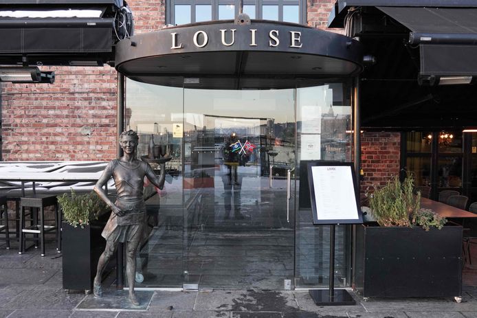 Une photo prise le 2 décembre 2021 montre l'entrée du Louise Restaurant & Bar à Aker Brygge à Oslo, en Norvège. Au moins 17 personnes ayant contracté le Covid-19 après une fête de Noël réunissant plus de 100 invités dans le restaurant le 26 novembre 2021 sont suspectées d'avoir le variant Omicron, ont déclaré les autorités municipales le 3 décembre 2021.