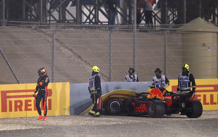 De Red Bull van Max Verstappen kwam in botsing met een muur.