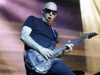 Snarentovenaar Satriani laat gitaar spreken en vertoont kunsten in Muziekcentrum Enschede