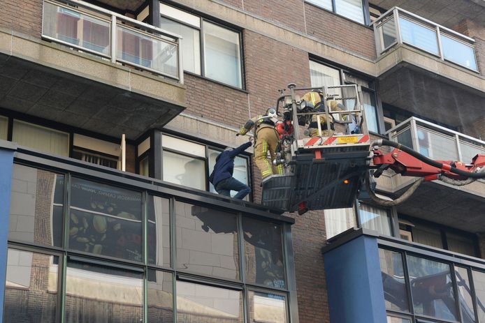 Bewoners van de Markthof zijn door de brandweer uit hun woning gehaald.