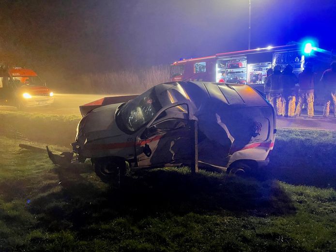 De bestelwagen belandde in de gracht na de aanrijding.